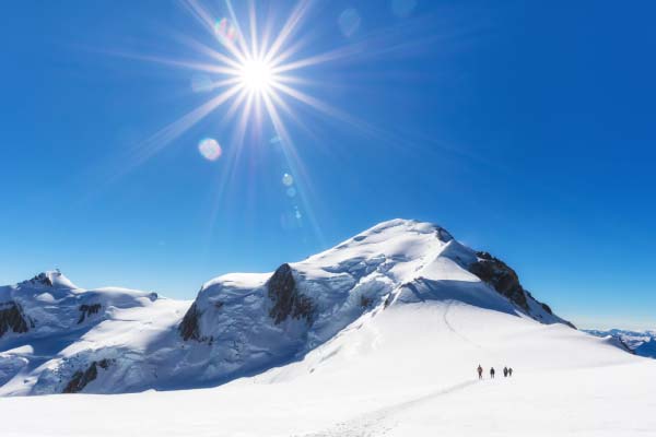 Sommet de montagne sous la neige